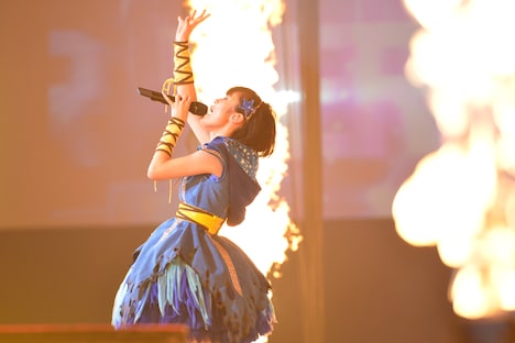 炎の中熱唱する咲良菜緒。