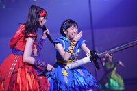 バズーカを撃った咲良菜緒にマイクを渡す秋本帆華（左）。