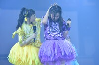 大黒柚姫を慰める伊藤千由李（左）。