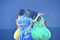 肩を抱き合うチームしゃちほこ。