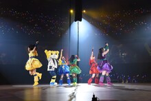 しまじろうと一緒にパフォーマンスするチームしゃちほこ。