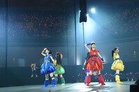 去っていくしまじろう（奥）。