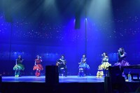 奥脇達也（アカシック）を迎え、「ベイビーミソカツ」を歌うチームしゃちほこ。