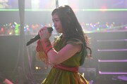 客席で歌う坂本遥奈。