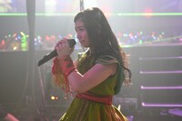 客席で歌う坂本遥奈。