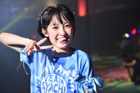 客席でカメラを見つけてピースする咲良菜緒。