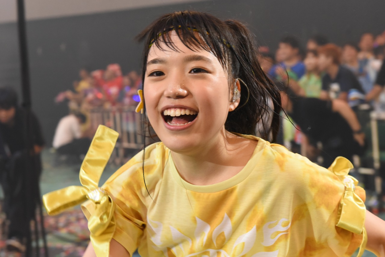 客席を走り抜ける伊藤千由李。