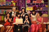 夜のトークコーナー「スナックうめ子」の様子。