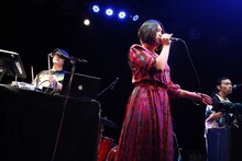 Akita MomoとSugar's Campaign。（Photo by TSUNEO KOGA）