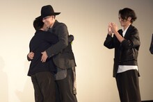 新海誠と抱き合う野田洋次郎（RADWIMPS）。