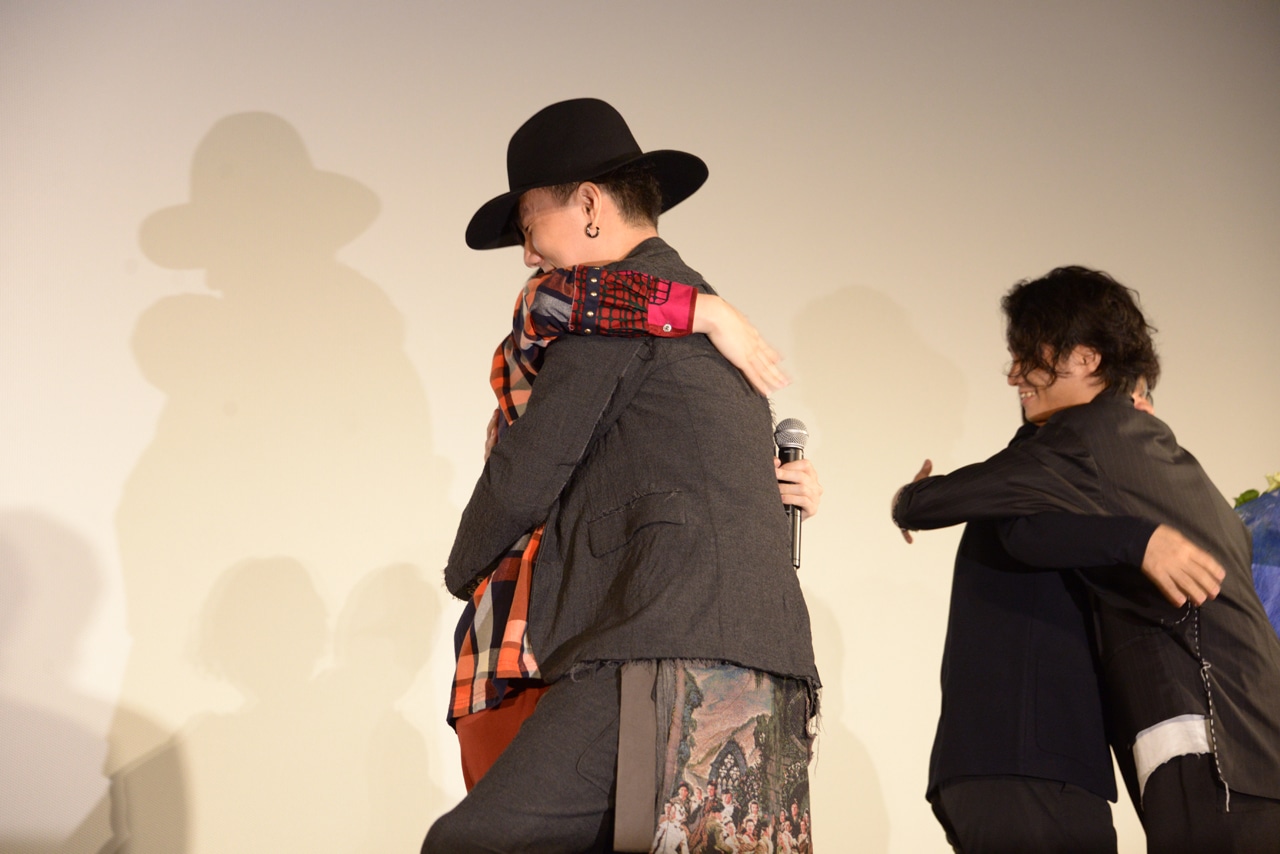 神木隆之介と抱き合う野田洋次郎（RADWIMPS）。奥は新海誠と抱き合う武田祐介（RADWIMPS）。