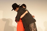 上白石萌音と抱き合う野田洋次郎（RADWIMPS）