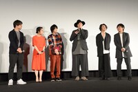 映画「君の名は。」の大ヒット御礼舞台挨拶の様子。