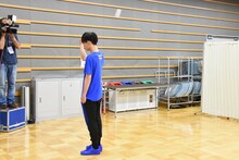 空き缶を投げるカイ。