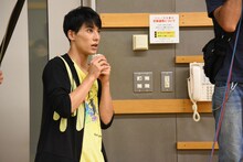 カイのチャレンジを見守るユースケ。