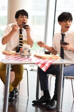 コーイチのチャレンジが成功した瞬間の（左から）ユースケ、カイ。