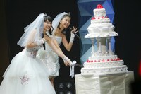 人気画像9位は「ついにゴールイン！ももクロ百田＆玉井“ももたまい”新潟で盛大な結婚披露宴」より、ケーキに入刀するももたまい。（photo by HAJIME KAMIIISAKA）