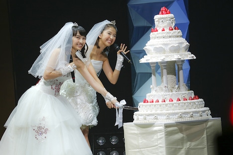 ケーキに入刀するももたまい。(photo by HAJIME KAMIIISAKA)