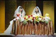 人気画像3位は「ついにゴールイン!ももクロ百田&玉井“ももたまい”新潟で盛大な結婚披露宴」より、百田夏菜子&玉井詩織「ももたまい婚」の様子。(photo by HAJIME KAMIIISAKA)