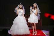 人気画像1位は「ついにゴールイン!ももクロ百田&玉井“ももたまい”新潟で盛大な結婚披露宴」より、百田夏菜子&玉井詩織「ももたまい婚」の様子。(photo by HAJIME KAMIIISAKA)