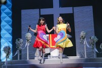 人気画像5位は「ついにゴールイン！ももクロ百田＆玉井“ももたまい”新潟で盛大な結婚披露宴」より、百田夏菜子＆玉井詩織「ももたまい婚」の様子。（photo by HAJIME KAMIIISAKA）