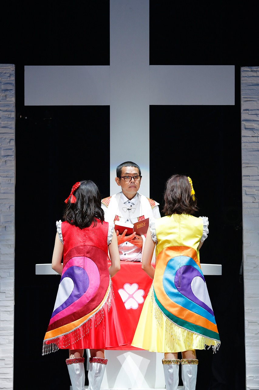 “オバマ神父”に永遠の愛を誓うももたまい。（photo by HAJIME KAMIIISAKA）