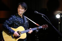 尾崎裕哉「billboard classics 尾崎裕哉 premium concert -『始まりの歌』-」東京・よみうり大手町ホール公演の様子。（撮影：（株）フォトスタジオアライ　新井秀幸）