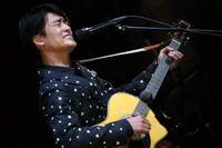 尾崎裕哉「billboard classics 尾崎裕哉 premium concert -『始まりの歌』-」東京・よみうり大手町ホール公演の様子。（撮影：（株）フォトスタジオアライ　新井秀幸）
