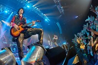 GRANRODEO「GRANRODEO LIVE TOUR 2016 TREASURE CANDY」愛知・Zepp Nagoya公演の様子。（撮影：新澤和久）