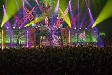 GRANRODEO「GRANRODEO LIVE TOUR 2016 TREASURE CANDY」愛知・Zepp Nagoya公演の様子。（撮影：新澤和久）