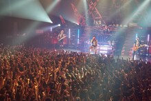 GRANRODEO「GRANRODEO LIVE TOUR 2016 TREASURE CANDY」愛知・Zepp Nagoya公演の様子。（撮影：新澤和久）