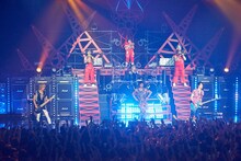 GRANRODEO「GRANRODEO LIVE TOUR 2016 TREASURE CANDY」愛知・Zepp Nagoya公演の様子。（撮影：新澤和久）