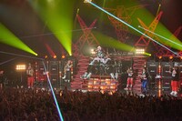 GRANRODEO「GRANRODEO LIVE TOUR 2016 TREASURE CANDY」愛知・Zepp Nagoya公演の様子。（撮影：新澤和久）