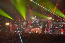 GRANRODEO「GRANRODEO LIVE TOUR 2016 TREASURE CANDY」愛知・Zepp Nagoya公演の様子。（撮影：新澤和久）