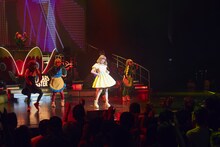 きゃりーぱみゅぱみゅ「スカパー！SUPER LIVE “KPP 5iVE YEARS PREMIUM LIVE in HAWAII”」の様子。