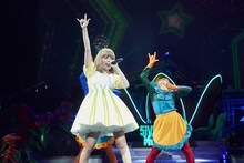 きゃりーぱみゅぱみゅ「スカパー！SUPER LIVE “KPP 5iVE YEARS PREMIUM LIVE in HAWAII”」の様子。