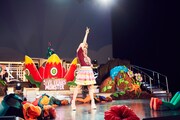 きゃりーぱみゅぱみゅ「スカパー！SUPER LIVE “KPP 5iVE YEARS PREMIUM LIVE in HAWAII”」の様子。