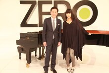 日本テレビ系「NEWS ZERO」メインキャスター村尾信尚と宇多田ヒカル。