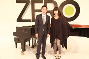 日本テレビ系「NEWS ZERO」メインキャスター村尾信尚と宇多田ヒカル。