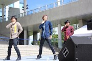 トラフィックライト。「ニューシングル『Dance Dance!! / Traffic Jam』リリース記念お披露目イベント」東京・ダイバーシティ東京 プラザ 2F フェスティバル広場公演1部の様子。（写真提供：ビクターエンタテインメント）