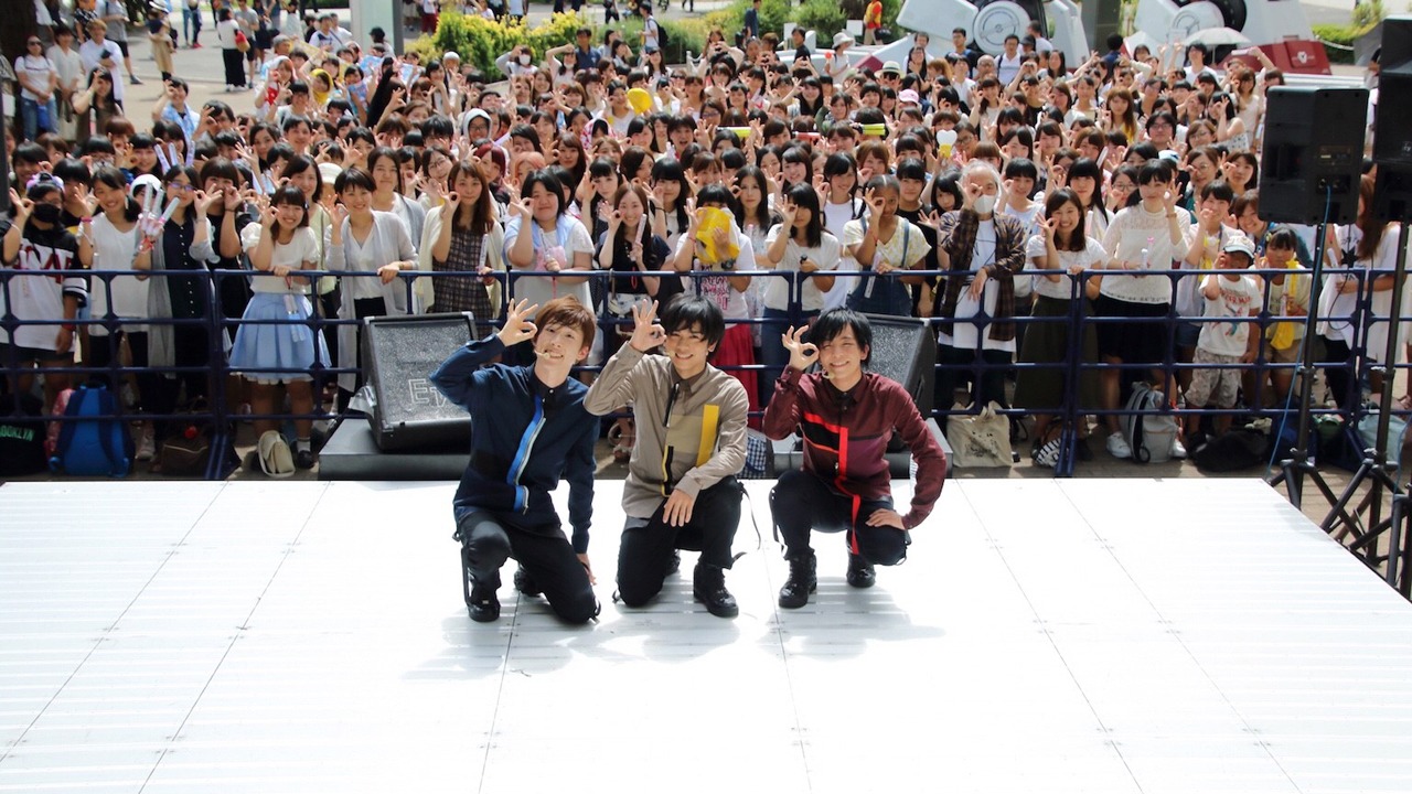 トラフィックライト。「ニューシングル『Dance Dance!! / Traffic Jam』リリース記念お披露目イベント」東京・ダイバーシティ東京 プラザ 2F フェスティバル広場公演1部の様子。（写真提供：ビクターエンタテインメント）