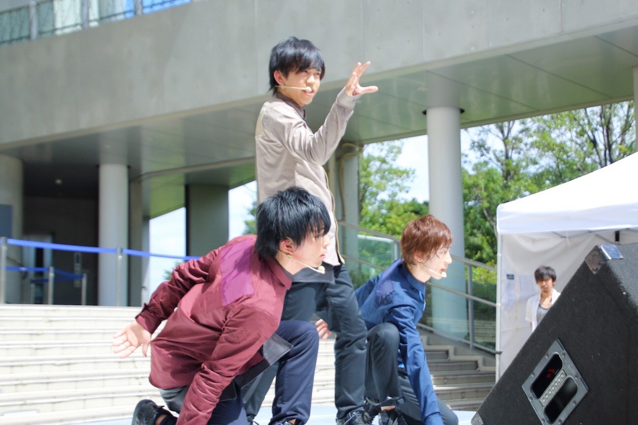 トラフィックライト。「ニューシングル『Dance Dance!! / Traffic Jam』リリース記念お披露目イベント」東京・ダイバーシティ東京 プラザ 2F フェスティバル広場公演1部の様子。（写真提供：ビクターエンタテインメント）