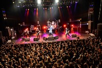 8月30日に東京・TSUTAYA O-EASTにて行われたライブ「LSV」の様子。（提供：ポニーキャニオン）