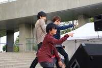 トラフィックライト。「ニューシングル『Dance Dance!! / Traffic Jam』リリース記念お披露目イベント」東京・ダイバーシティ東京 プラザ 2F フェスティバル広場公演2部の様子。（写真提供：ビクターエンタテインメント）