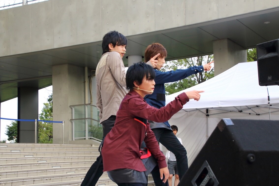 トラフィックライト。「ニューシングル『Dance Dance!! / Traffic Jam』リリース記念お披露目イベント」東京・ダイバーシティ東京 プラザ 2F フェスティバル広場公演2部の様子。（写真提供：ビクターエンタテインメント）