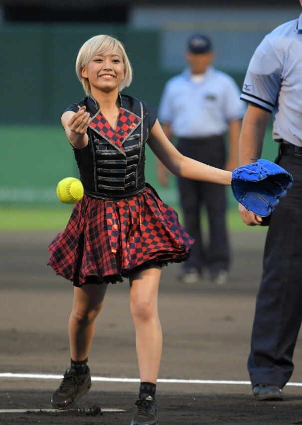 アンダースローを披露する林愛夏。（提供：レプロエンタテインメント）