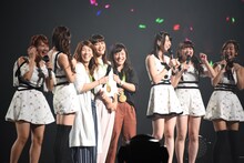 ステージに登場し、℃-uteに迎えられる吉田沙保里選手、伊調馨選手、登坂絵莉選手。