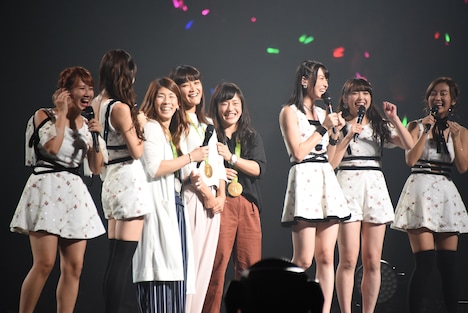 ステージに登場し、℃-uteに迎えられる吉田沙保里選手、伊調馨選手、登坂絵莉選手。