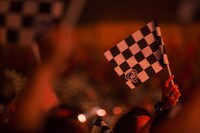 観客が手に持つフラッグ。 （撮影：山本倫子）