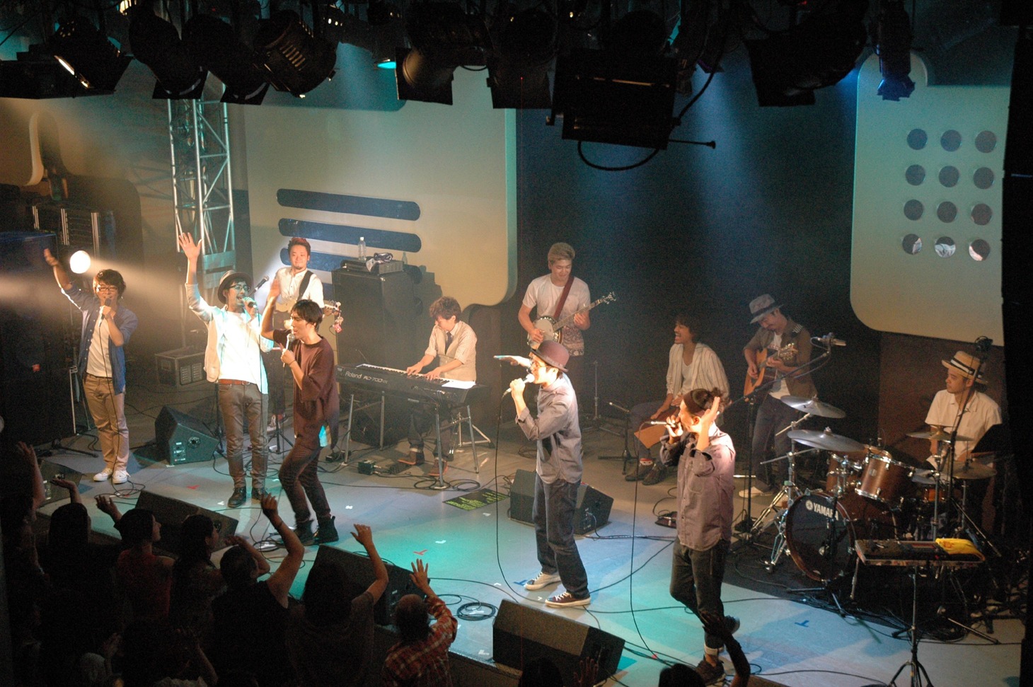 サンドクロック、wacci、カサリンチュによるセッションの様子。（写真提供：日本クラウン）